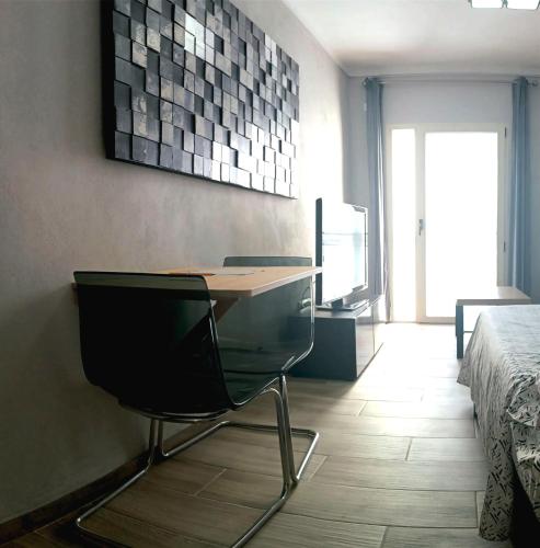 a desk and a chair in a room with a bed at Apartamento La Vista in Algarrobo