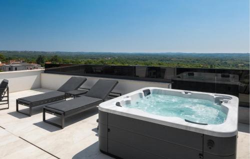 a hot tub on the roof of a building at Cozy Apartment In Tar With Wifi in Frata