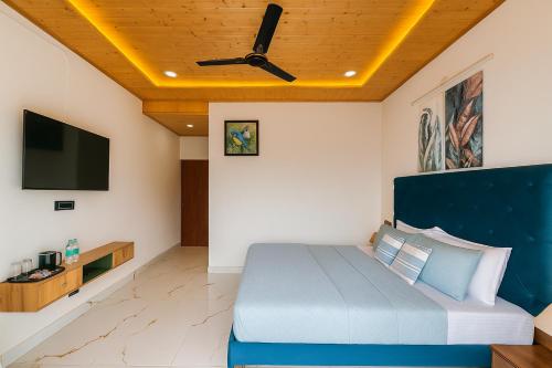 Una cama o camas en una habitación de Hotel Shiva Lake Mussoorie - 360 Degree View - Free Parking
