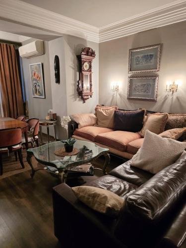 LUXURY Huge 2 Bedroom Apartment City Center Cascade, Opera Best location!