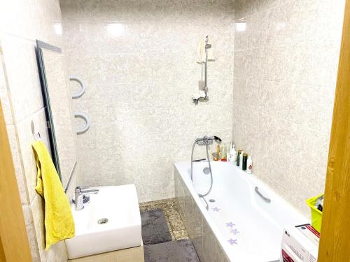 Ένα μπάνιο στο One bedroom Apartment in Ulaanbaatar
