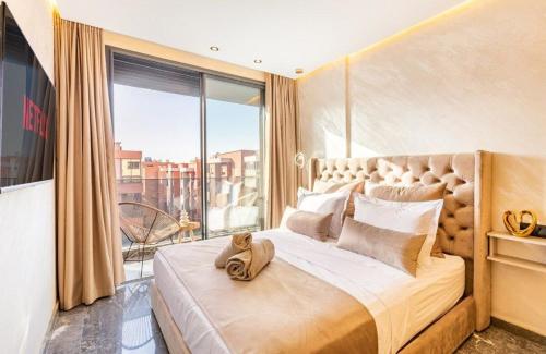 سرير أو أسرّة في غرفة في Appartement De Luxe