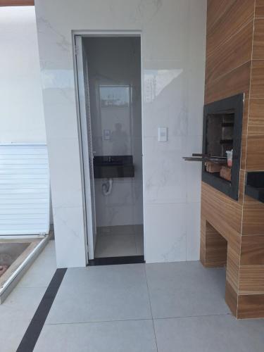 a bathroom with a shower with a glass door at Casa de 3 quartos a 500mts da praia do Araçagy Para até 10 pessoas in São Luís