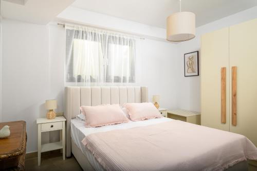 Cama o camas de una habitación en Sabbia Mare BeachFront Villa, steps from Dining & Shops, By ThinkVilla