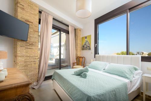 Cama o camas de una habitación en Sabbia Mare BeachFront Villa, steps from Dining & Shops, By ThinkVilla