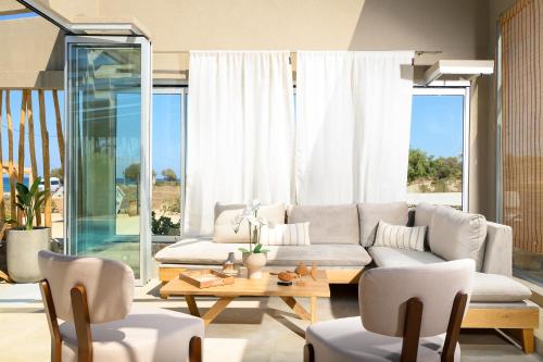 Zona de estar de Sabbia Mare BeachFront Villa, steps from Dining & Shops, By ThinkVilla