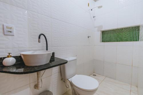a bathroom with a sink and a toilet at Doce Lar 58- Quarto Exclusivo in Cabo de Santo Agostinho