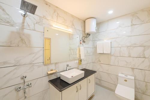 Un baño de Hotel Shiva Lake Mussoorie - 360 Degree View - Free Parking