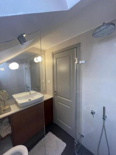 a bathroom with a sink and a mirror at Modern Jem in Jerusalem in Geʼullim