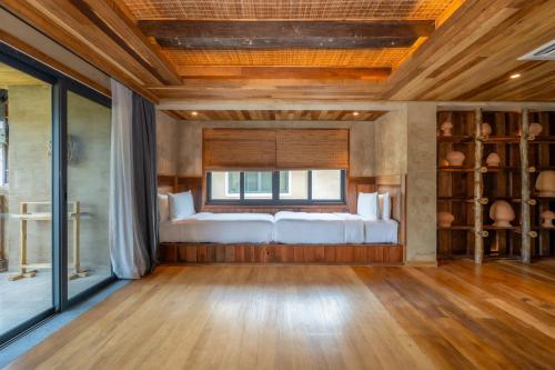 Ein Bett oder Betten in einem Zimmer der Unterkunft Vignette Collection Dinso Resort & Villas Ko Chang by IHG
