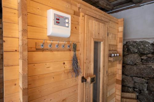 ein Raum mit einer Holzwand mit einem Thermostat in der Unterkunft Waldviertel-Auszeit 