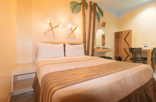 Katil atau katil-katil dalam bilik di Urban Travellers Hotel by RedDoorz