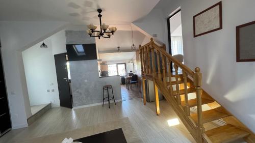 una camera con scala e soggiorno di Iza Bella a Braşov