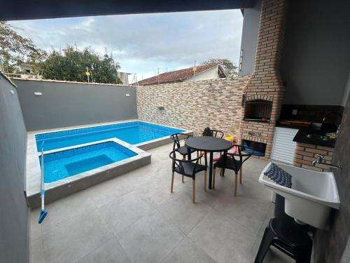 La alberca dentro o cerca de Casa Marisis