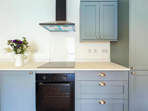 cocina con armarios azules y fogones en 2 Bed in Ventnor oc-e32619, en Ventnor