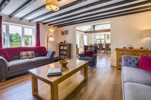 a living room with couches and a coffee table at 5 Bed in Clows Top oc-m32976 in Bayton