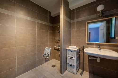 a bathroom with a sink and a mirror at L'étoile des Glaciers - Jacuzzi - Piscine - Hammam - ALPES HUEZ in Le Bourg-dʼOisans