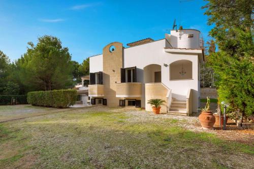 una gran casa blanca con patio en Villa delle Gazze by BarbarHouse, en Campomarino