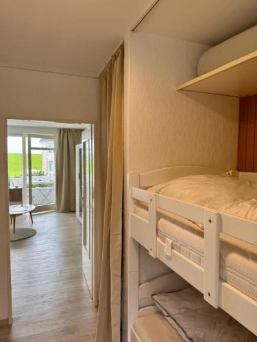 ein Schlafzimmer mit einem Etagenbett und einem Flur in der Unterkunft Nautic 108 in Cuxhaven