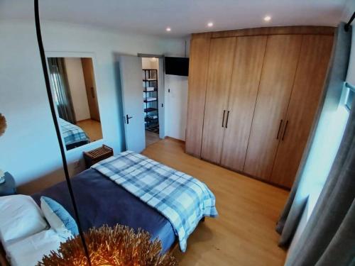 ein Schlafzimmer mit einem Bett und einem Spiegel in der Unterkunft Philidelphia Rest in Walvis Bay