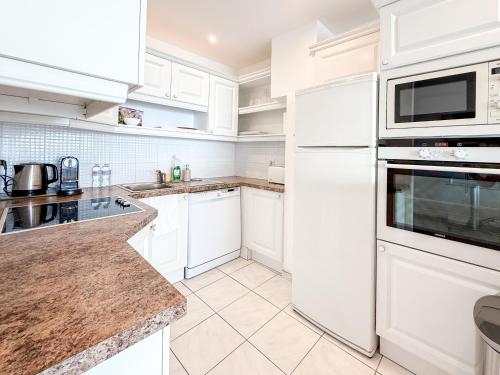 Two bedrooms Sea View Apartment - First line Croisette ID275