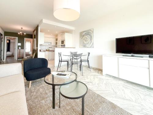 Two bedrooms Sea View Apartment - First line Croisette ID275