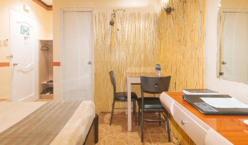 Katil atau katil-katil dalam bilik di Urban Travellers Hotel by RedDoorz