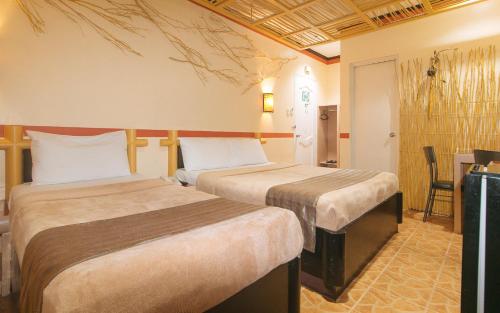 Katil atau katil-katil dalam bilik di Urban Travellers Hotel by RedDoorz