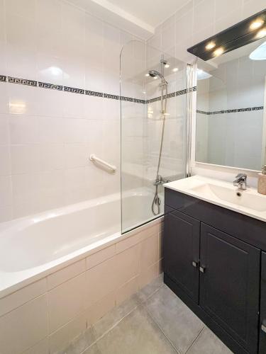 Two bedrooms Sea View Apartment - First line Croisette ID275