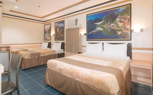 Katil atau katil-katil dalam bilik di Urban Travellers Hotel by RedDoorz