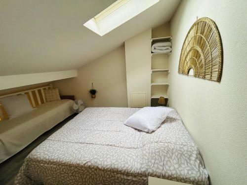 une petite chambre avec un lit et une fenêtre dans l'établissement Villa T2 à 100m de la plage, piscine, tennis, à Saint Cyprien Plage