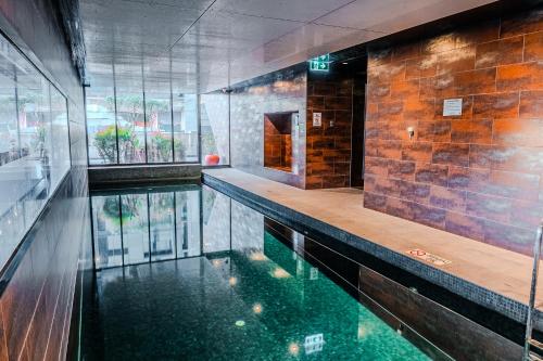 a swimming pool in a building with a pool at Spencer Heights Stylish CBD Apartment 2BR 1Car in Melbourne