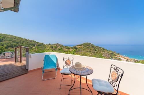 a balcony with a table and chairs and the ocean at Hotel Gallo Nero in SantʼAndrea