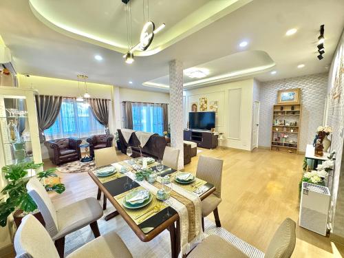 a dining room and living room with a table and chairs at SwanBB in Hang Dong
