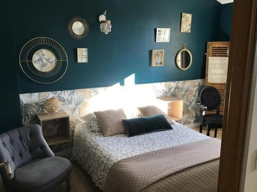 a bedroom with a bed and a chair at Havre de paix avec 2 chambres et salle de bain in Claix