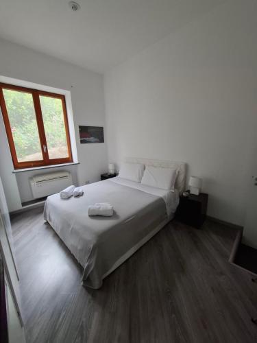 une chambre avec un lit blanc et une fenêtre dans l'établissement Casa Anna, à Capri