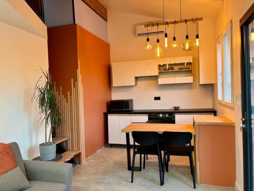 una cocina con mesa y sillas en una habitación en Charming apartment!, en Castillon-Savès