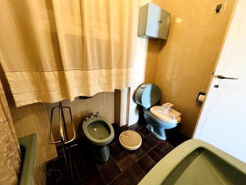 a small bathroom with two toilets and a shower at Suite A 2 passi dalla Spiaggia - Ospedaletti in Ospedaletti