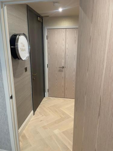 a hallway with a room with a door and a mirror at London Residence in London