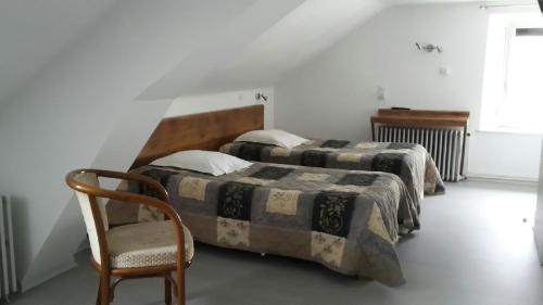 - 2 lits dans une chambre blanche avec une chaise et un sidx dans l'établissement Hotel Du Jura, à Audincourt