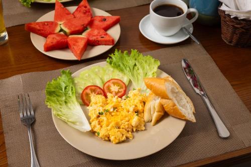 Una mesa con dos platos de comida y una taza de café. en Tam Coc Condelux Boutique Hotel, en Ninh Binh