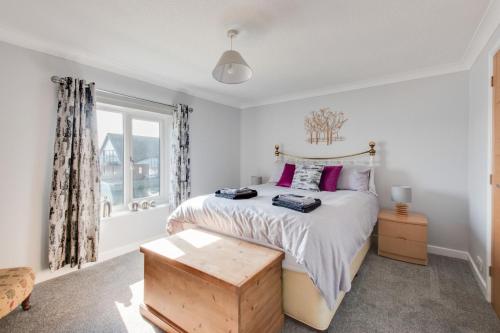 ホーニングにあるMarina Outlookの大きなベッドと窓のある寝室