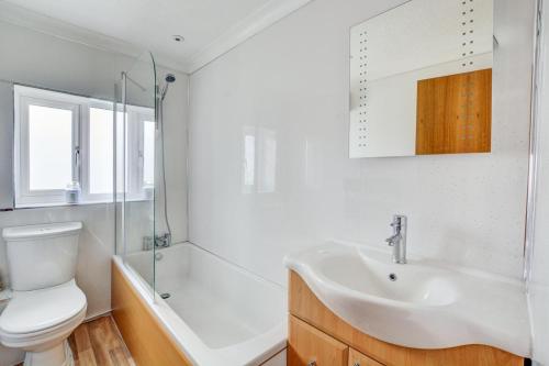 ホーニングにあるMarina Outlookの洗面台、トイレ、シャワー付きのバスルーム