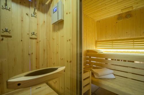 ヤンタルにあるJantarowy Dworekの木製バスルーム(シンク、バスタブ付)