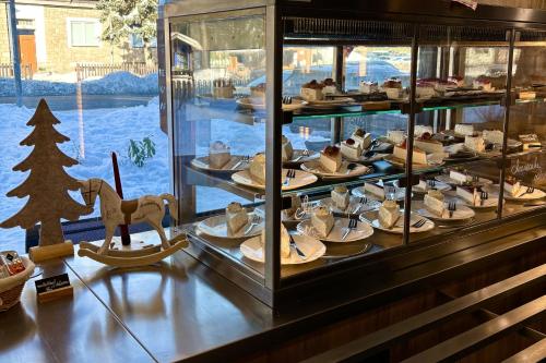 a display case filled with dishes and a christmas tree at Luxusní Apartmán Domovjanka - KNĚHYNĚ in Bílá
