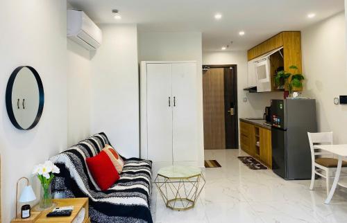 a living room with a couch and a table at Shi House -Studios BS7 Cozy Vinhomes Grand Park in Ho Chi Minh City