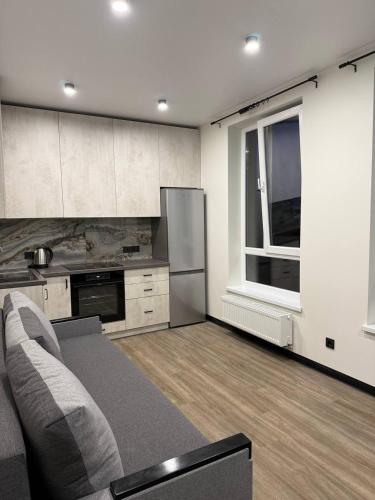 a living room with a couch and a kitchen at Апартаменти ВІП вул Під Голоском 15 б 9-2 in Lviv