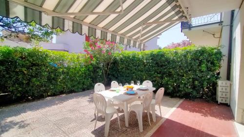 a white table and chairs in a patio at Appartamento trilocale cod 462 in Marcelli