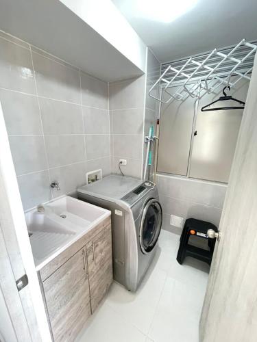 a laundry room with a washing machine and a sink at Condominio Ricaurte in Ricaurte