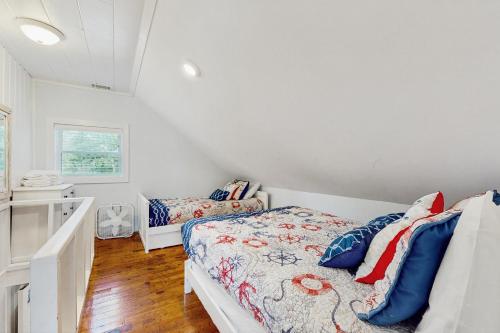 Una cama o camas en una habitación de Long Sands Serenity